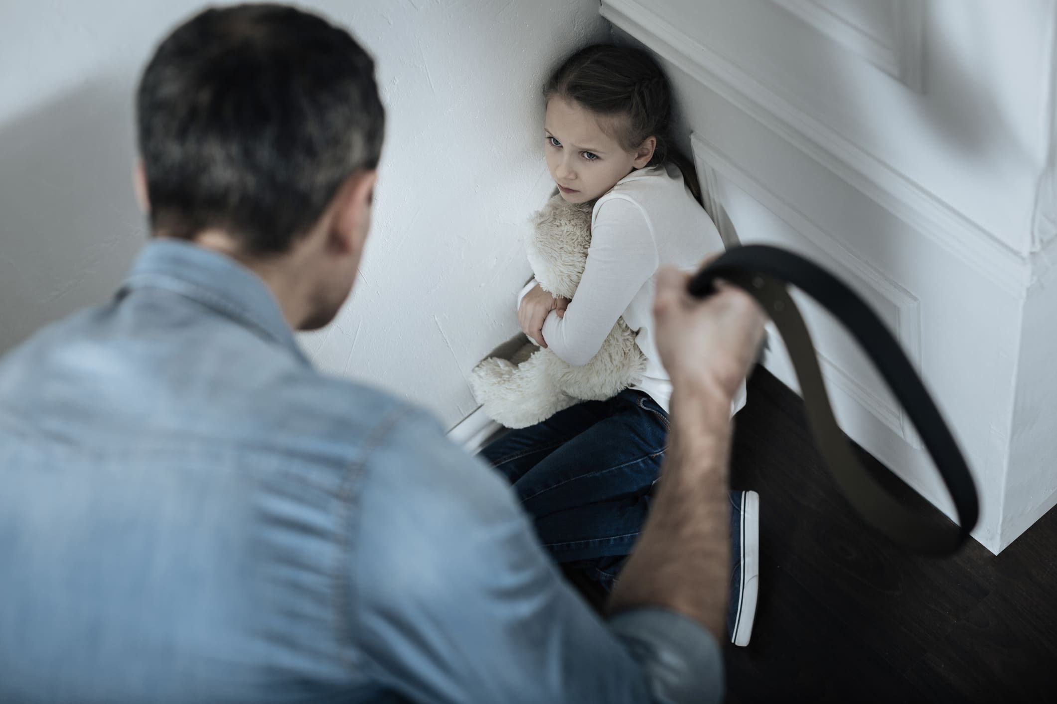 Злой отчим жестко трахает непослушную дочь